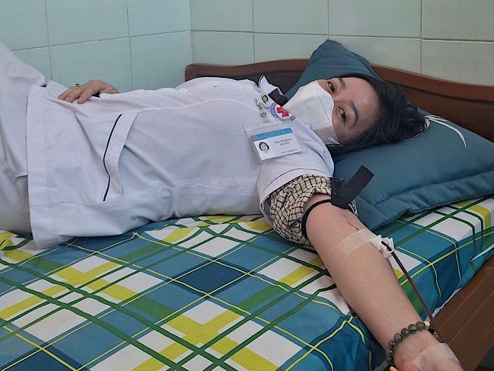 Hai điều dưỡng hiến máu cứu thai phụ nguy kịch. Ảnh: Bệnh viện Đa khoa khu vực Quảng Ninh