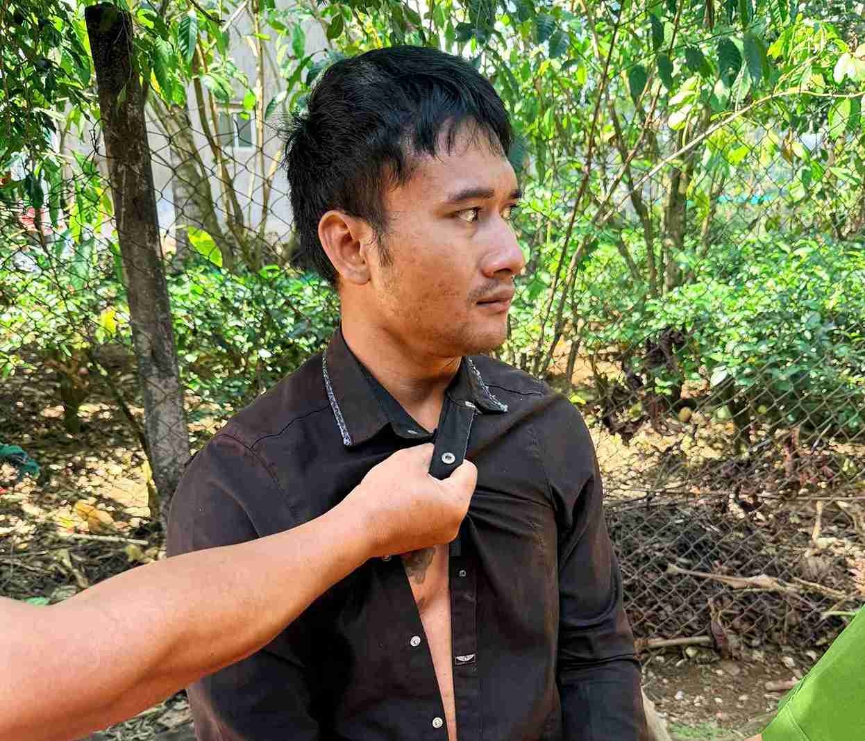 Do sử dụng rượu, bia nên K'Jao nhiều lần ném đá lên mái nhà hàng xóm. Đỉnh điểm khi công an xuống xử lý, đối tượng đã dùng xà beng đánh gãy chân cán bộ công an. Ảnh: Công an cung cấp