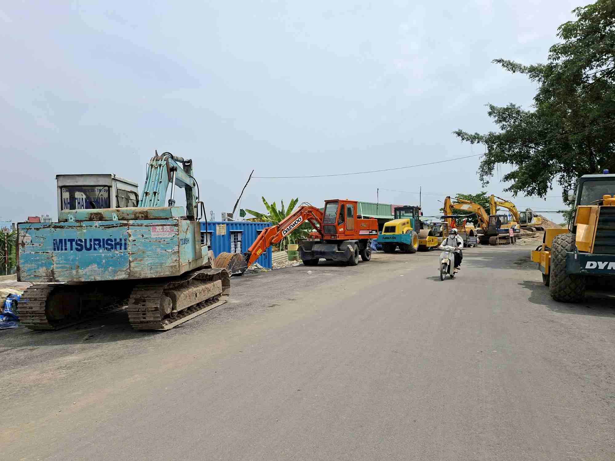 Máy móc nằm đắp chiều trên công trường.  Ảnh: Minh Quân