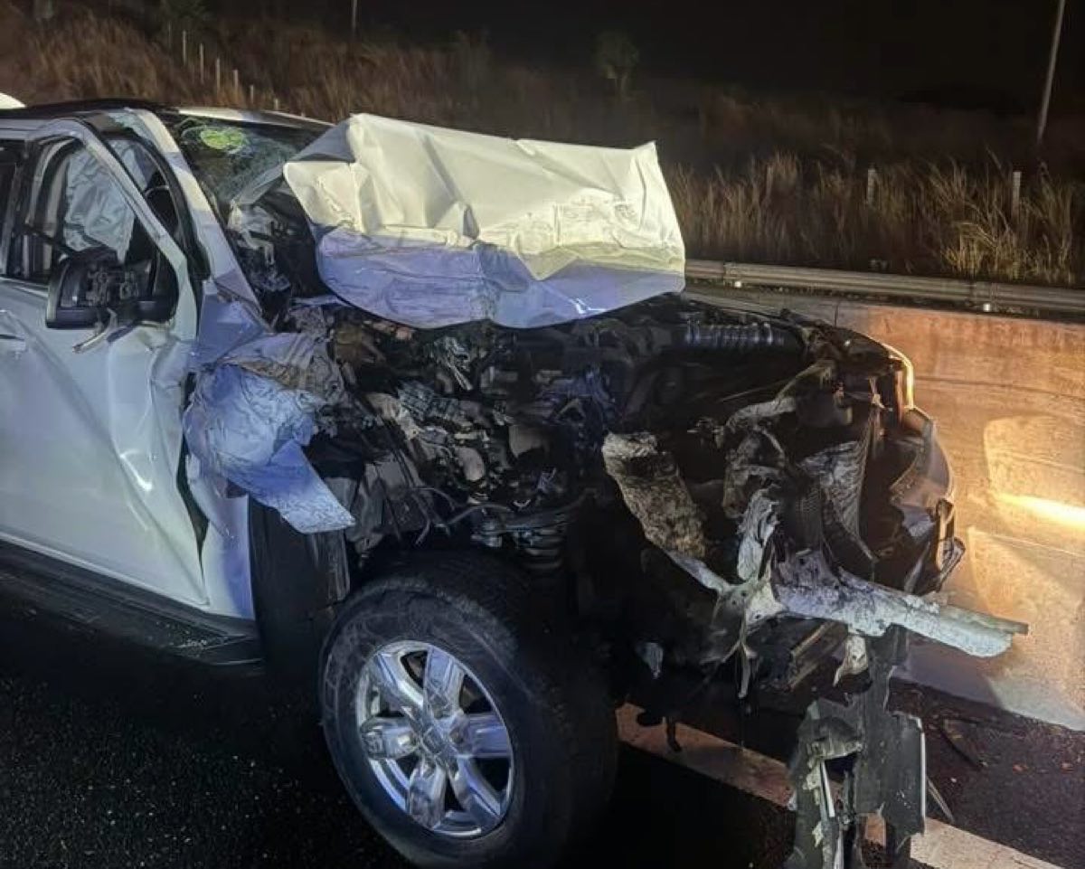 Một xe ô tô 7 chỗ biến dạng phần đầu. Ảnh: Phạm Duy