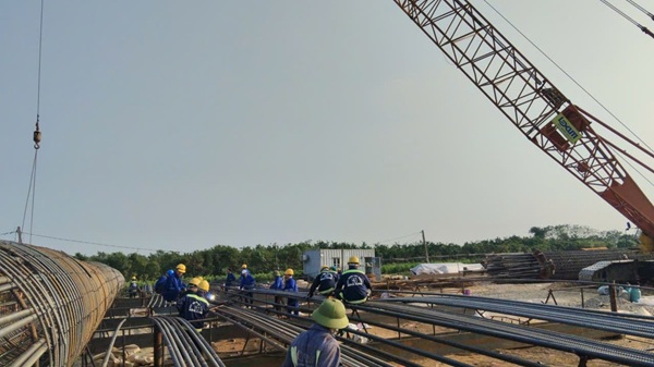 Hà Nội tăng tốc thi công các công trình cầu vượt sông Hồng. Ảnh: Minh Hạnh