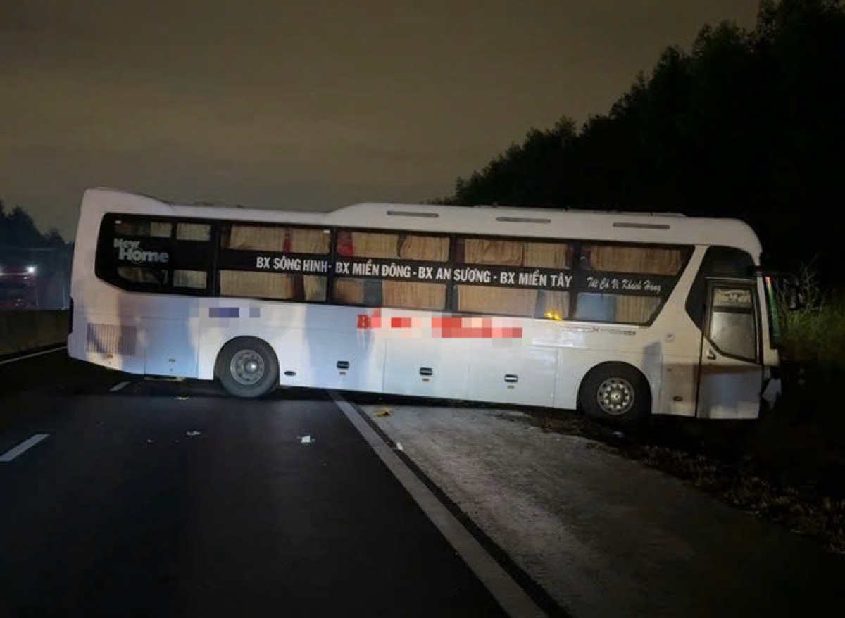 Xe khách chắn ngang đường cao tốc sau va chạm vào dải phân cách. Ảnh: Duy Tuấn