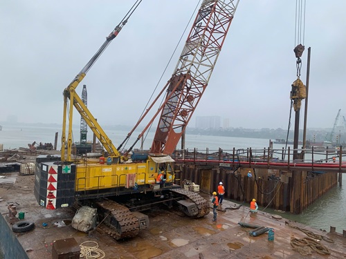 Chạy đua vượt “đường găng”, các công trình cầu vượt sông Hồng tăng tốc thi công. Ảnh: Minh Hạnh