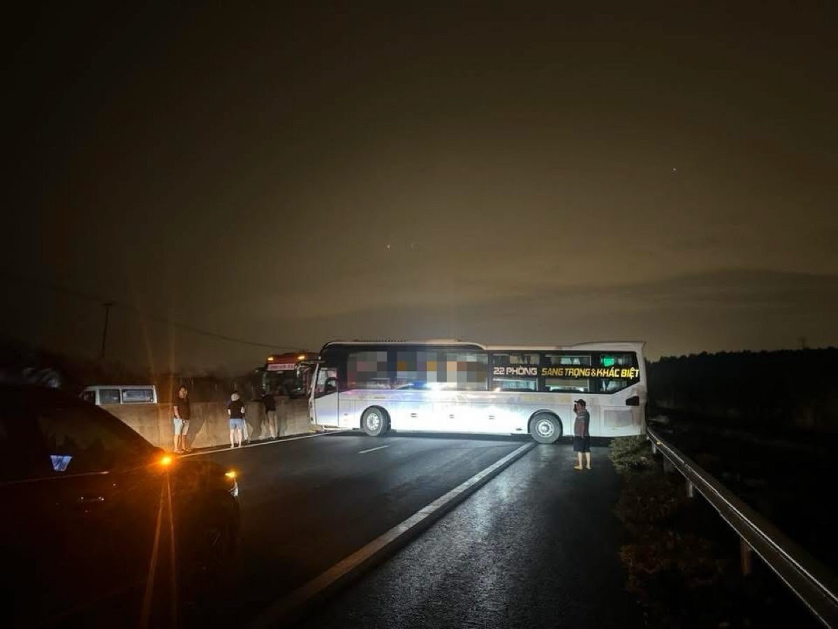 Xe khách chắn ngang đường khiến các phương tiện không thể lưu thông. Ảnh: Phạm Duy