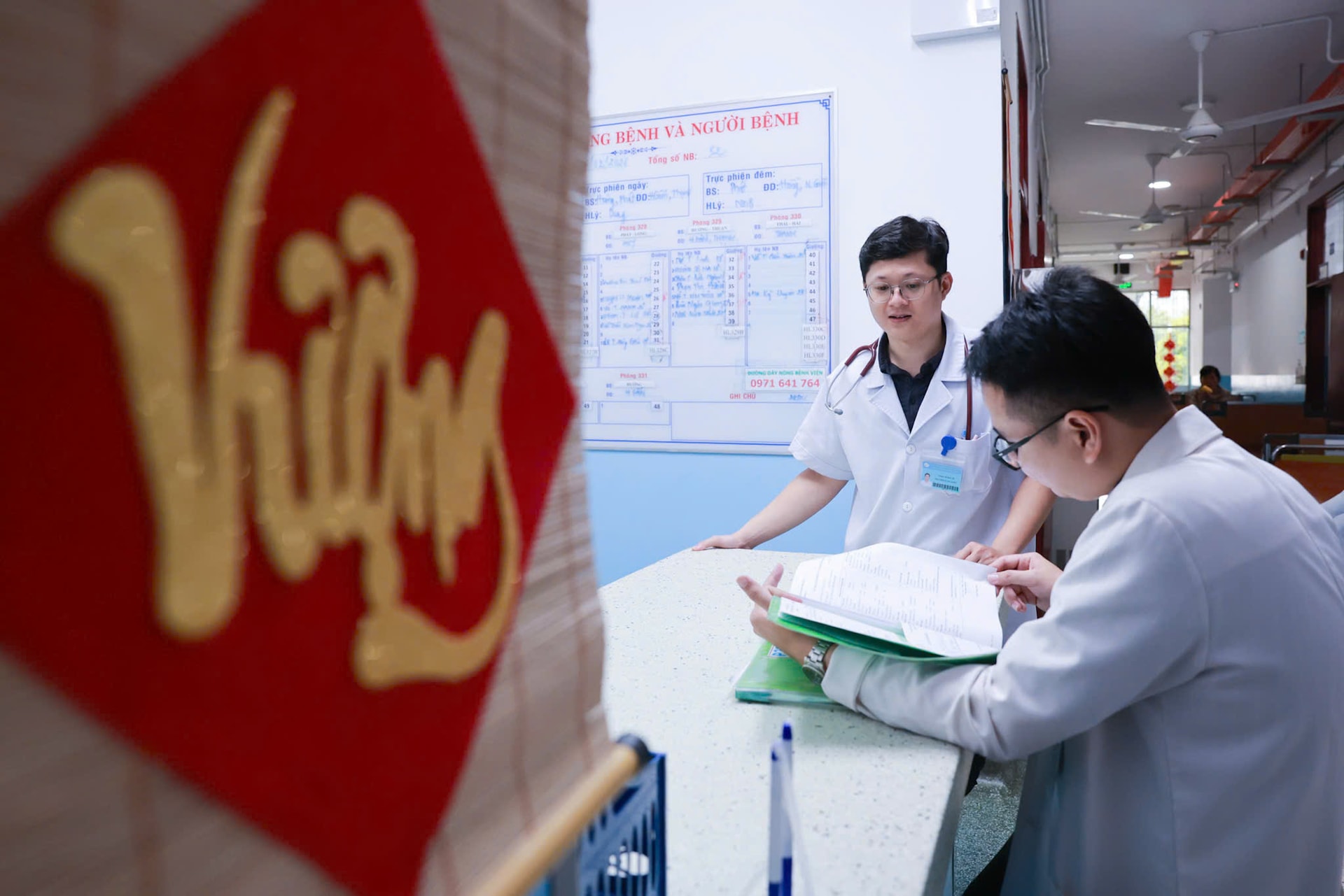 Đằng sau mỗi bệnh án sốt xuất huyết Dengue là sự tập trung cao độ và những giờ phút thảo luận không ngừng nghỉ của đội ngũ y bác sĩ. Ảnh: NAG Ngô Trần Hải An