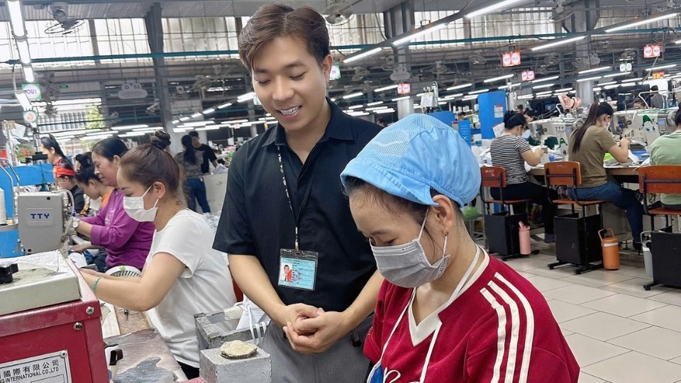 Cán bộ Công đoàn giải thích thêm về quy trình bầu cử, quyền và nghĩa vụ của cử tri cho đoàn viên, người lao động tại doanh nghiệp. Ảnh: Hoàng Lộc