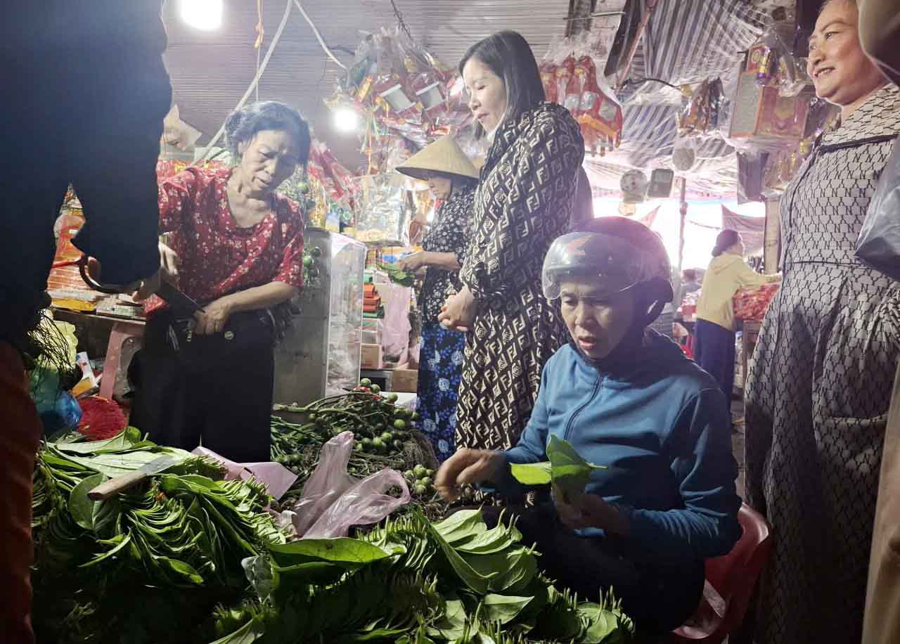 Đắt khách ở gian hàng bán trầu, cau. Ảnh: Trần Tuấn
