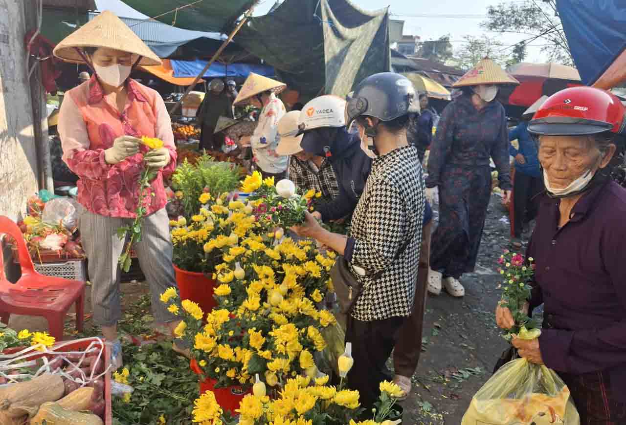 Hàng hoa cũng tấp nập. Ảnh: Trần Tuấn