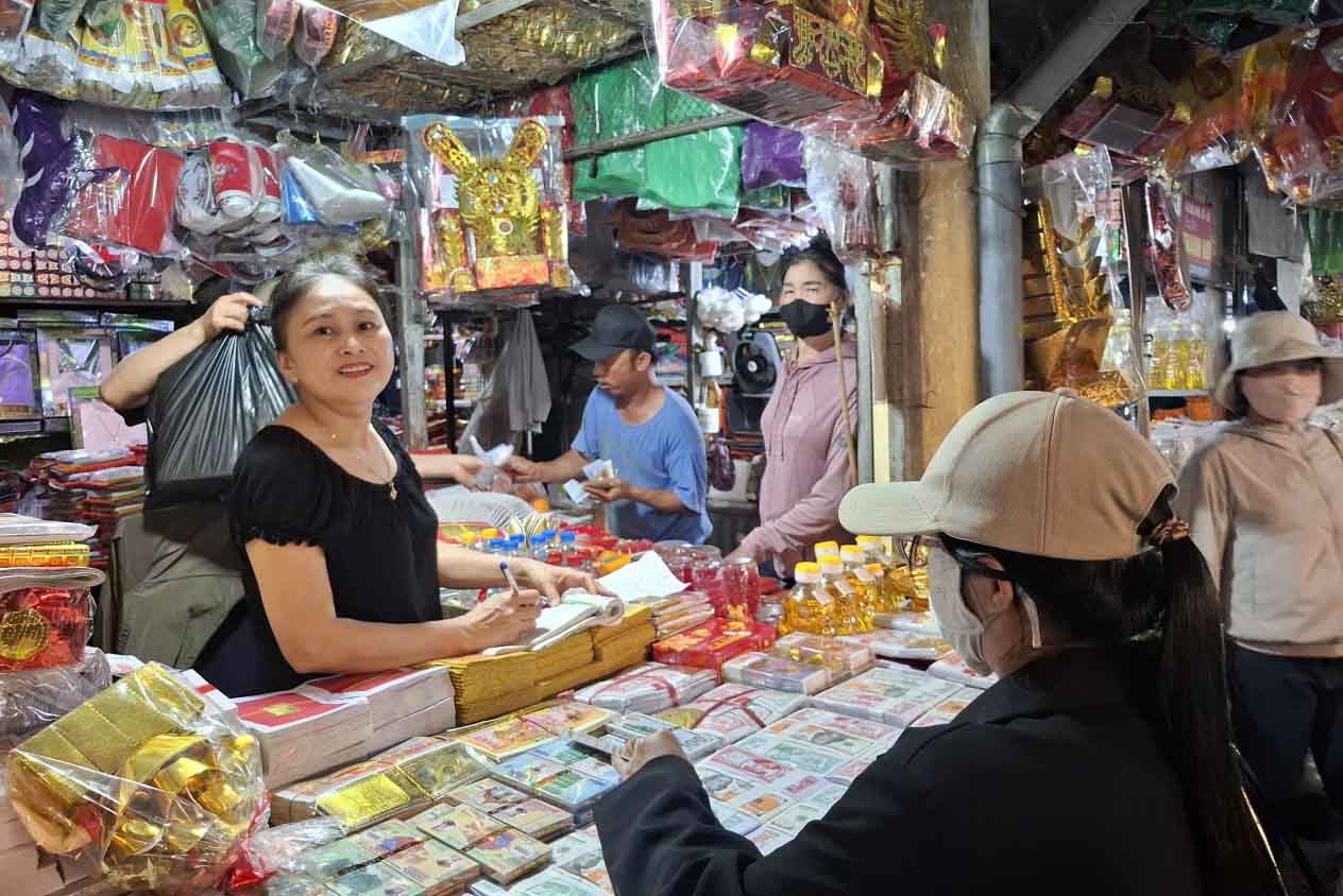 Hàng vàng mã cũng đông khách. Ảnh: Trần Tuấn