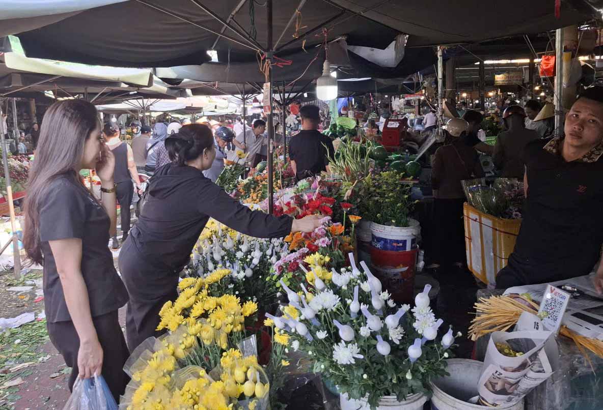 Đa dạng các loại hoa để khách lựa chọn. Ảnh: Trần Tuấn
