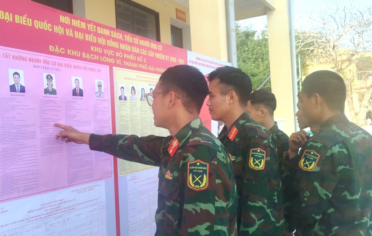 Cán bộ, chiến sĩ Tiểu đoàn Phòng thủ đảo Bạch Long Vĩ sẽ tham gia bỏ phiếu tại Tổ bầu cử số 2. Ảnh: Xuân Nha