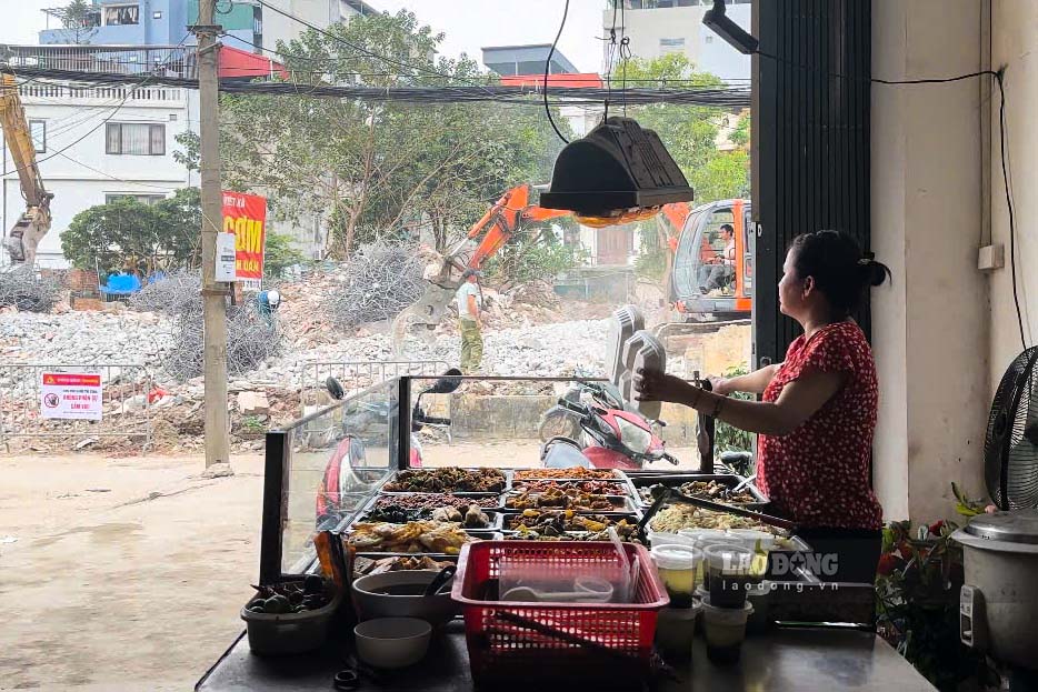 Bà Nguyễn Thị Mừng, chủ một quán ăn gần khu vực dự án, cho biết tình trạng này diễn ra cùng thời điểm lực lượng chức năng đẩy nhanh công tác giải phóng mặt bằng. “Chúng tôi rất mong tuyến đường sớm hoàn thiện để môi trường khang trang, sạch sẽ hơn. Nếu tình trạng đổ trôm rác thải cứ kéo dài, việc buôn bán và cuộc sống hằng ngày sẽ bị ảnh hưởng”, bà Mừng chia sẻ.