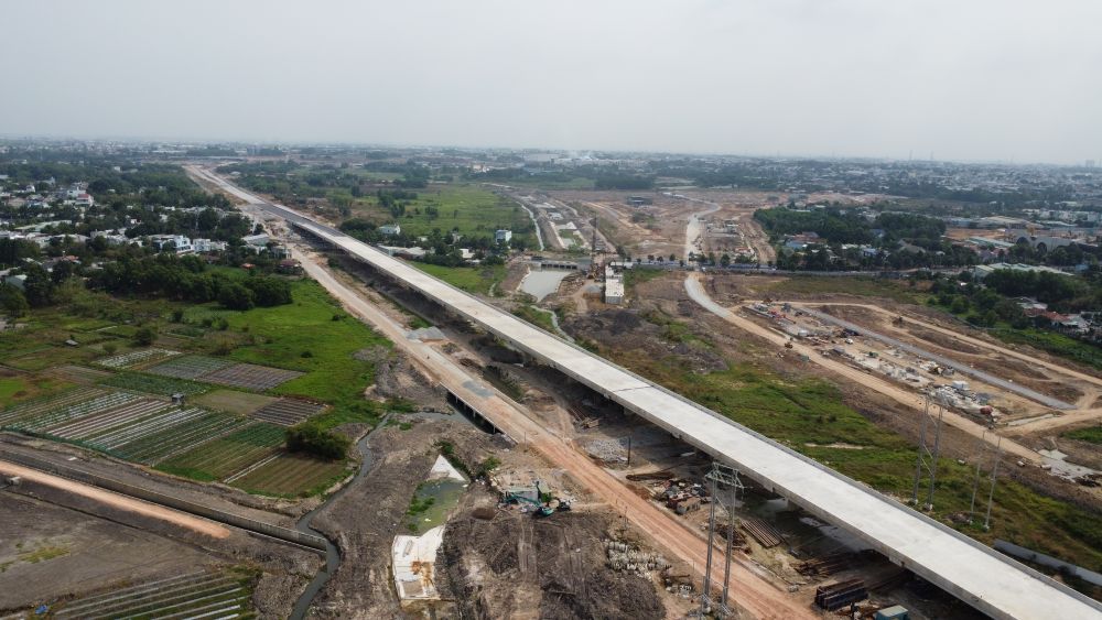 Một bên của đường song hành cũng đang bắt đầu được thi công. Ảnh: Đình Trọng