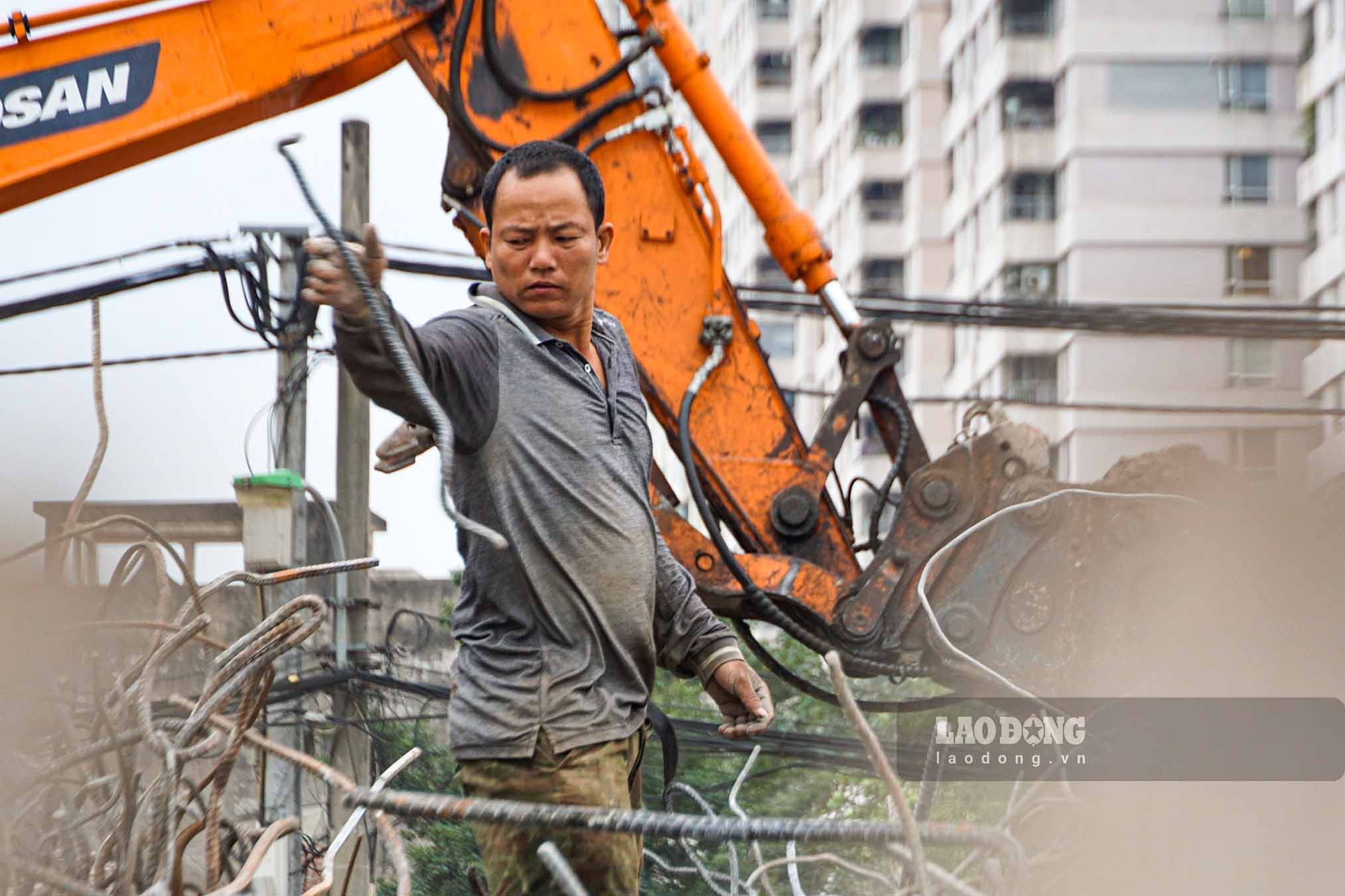 Liên quan đến tiến độ dự án này, UBND phường Cầu Giấy cho biết địa phương đang tập trung cao độ cho công tác giải phóng mặt bằng, huy động toàn bộ hệ thống chính trị vào cuộc nhằm vận động, tháo gỡ vướng mắc. Mục tiêu là hoàn thành toàn bộ công tác giải phóng mặt bằng đoạn tuyến này trong quý I/2026.