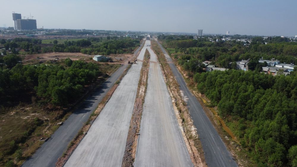 Đoạn giáp nút giao Bình Chuẩn đã trải đá xong phần đường cao tốc và đường song hành. Ảnh: Đình Trọng