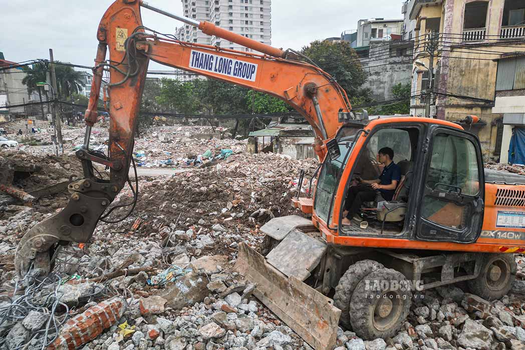 Hàng loạt máy móc, thiết bị chuyên dụng đã được huy động, tạo khí thế mới sau nhiều năm dự án chậm tiến độ do vướng mắc về mặt bằng.