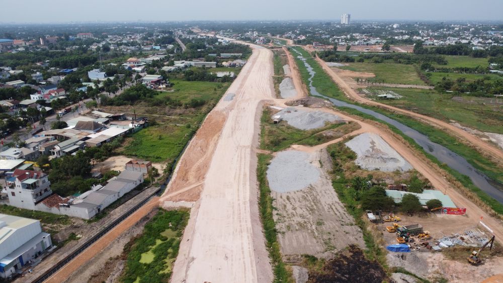 Nền đường cao tốc đoạn qua phường Thuận An đã được đắp đất đủ chiều cao, chuẩn bị vào giai đoạn trải đá. Ảnh: Đình Trọng