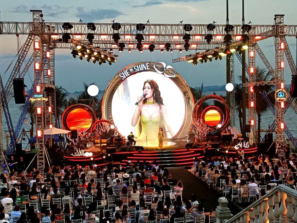 Sân khấu dưới ngọn hải đăng bên bờ vịnh Hạ Long, phường Bãi Cháy. Ảnh: Thanh Tùng