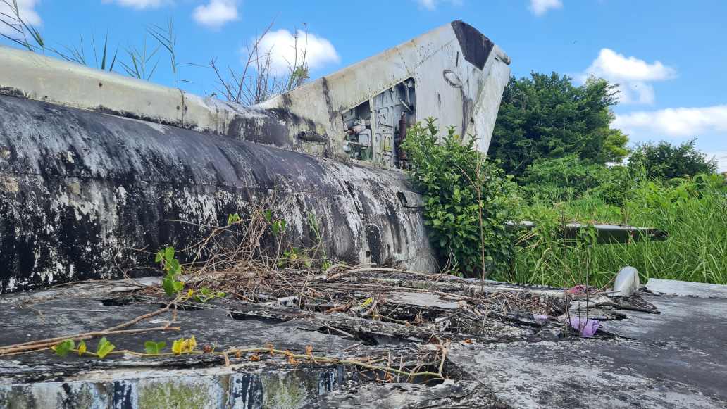 Phần thân máy bay đã bong tróc sơn do thời gian nằm đây quá lâu. Ảnh: Nhật Hồ.