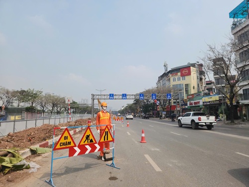 Hà Nội phân luồng, quây tôn đường Võ Chí Công thi công dự án chống ngập. Ảnh: Minh Hạnh