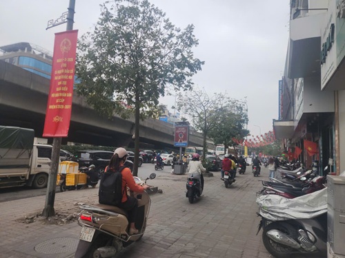 Hà Nội tái diễn tình trạng xe máy đi trên vỉa hè tại Nguyễn Xiển, Khuất Duy Tiến. Ảnh: Minh Hạnh