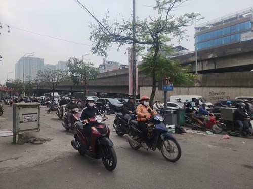 Hà Nội tái diễn xe máy tràn lên vỉa hè nhiều tuyến đường giờ cao điểm