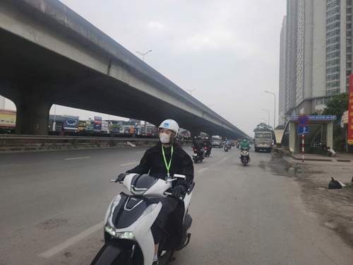 Nhiều người đi ngược chiều trên đường Nguyễn Xiển. Ảnh: Minh Hạnh