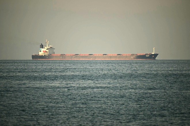 Tàu mắc kẹt ở Vịnh Ba Tư đua nhau tự nhận là tàu Trung Quốc