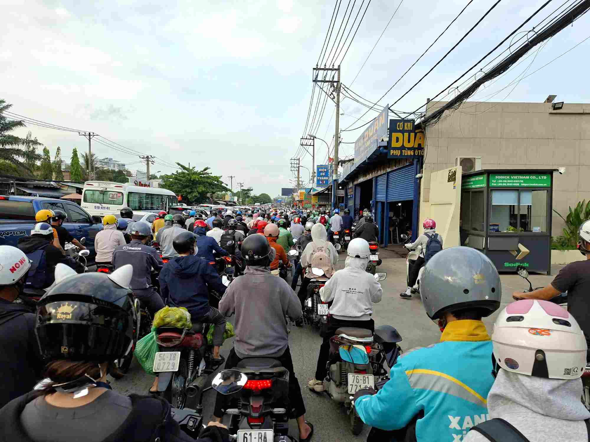 Người dân mỗi ngày phải vượt ải kẹt xe Quốc lộ 13 để vào trung tâm TPHCM. Ảnh: Minh Quân