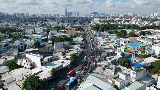 Cảnh ùn tắc trên Quốc lộ 13 hướng vào trung tâm TPHCM.  Ảnh: Minh Quân