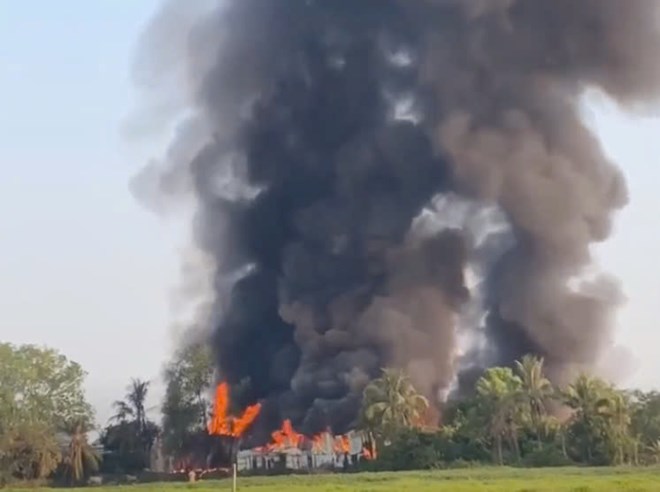 Cháy nhà xưởng ở Đồng Nai, cột khói bốc cao hàng chục mét