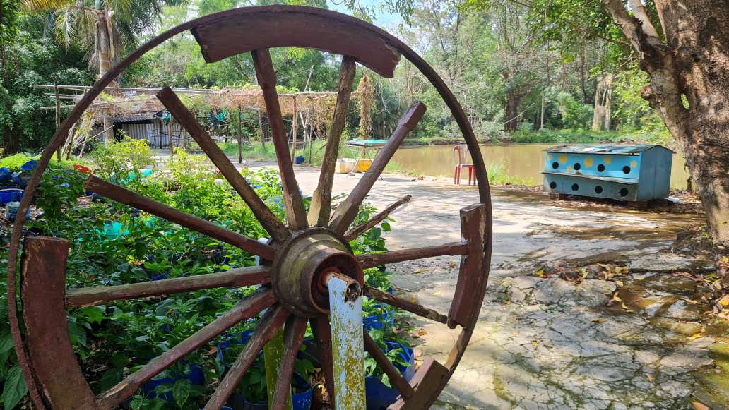 Nhiều hạng mục đầu tư phục vụ cho du lịch đã xuống cấp, hư hỏng. Ảnh: Nhật Hồ