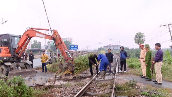 Lực lượng chức năng tổ chức rào chắn, xóa bỏ lối đi tự mở qua đường sắt. Ảnh: Nguyễn Trường