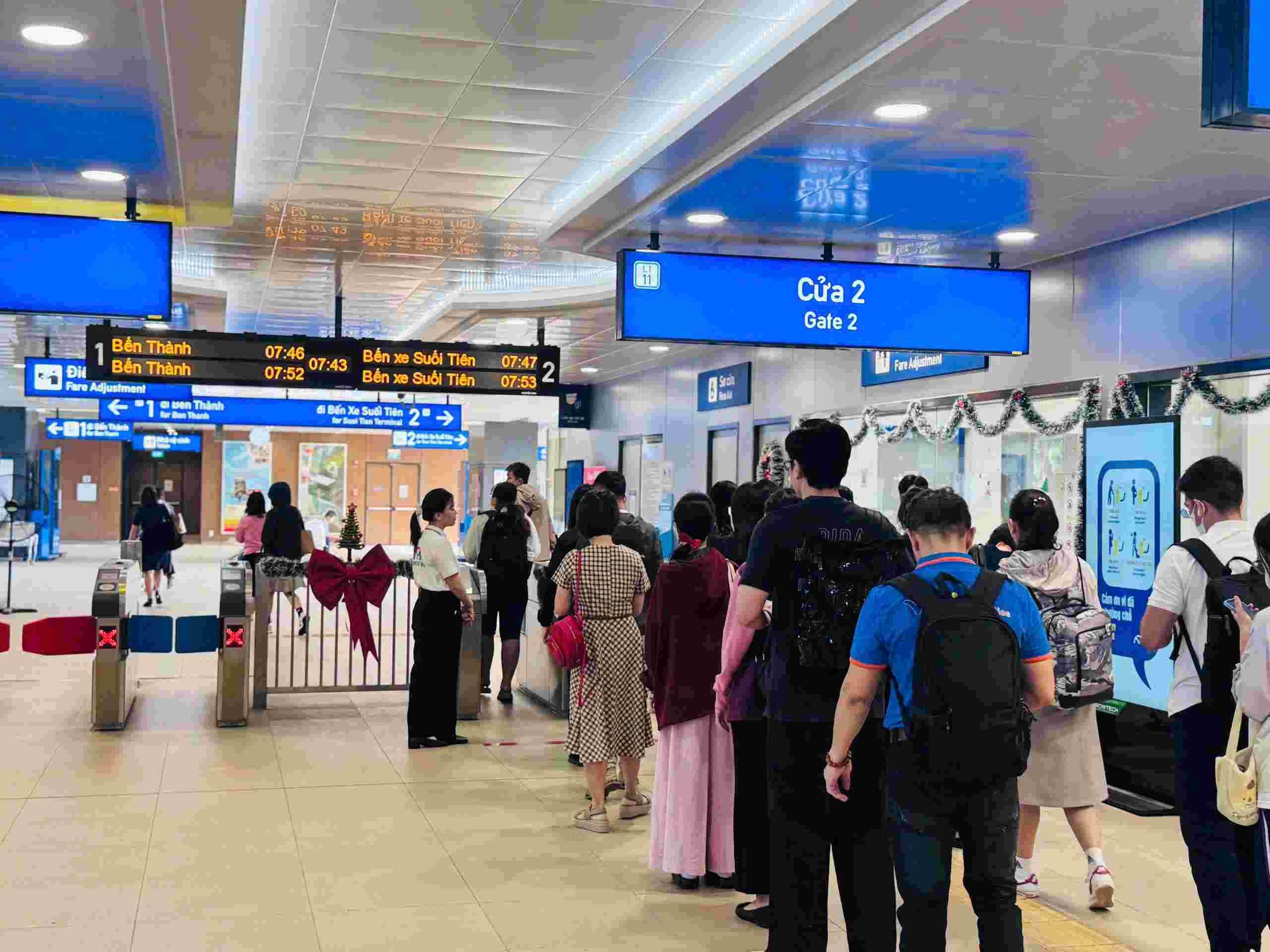 Hành khách xếp hàng chờ đi Metro số 1. Ảnh: Minh Quân