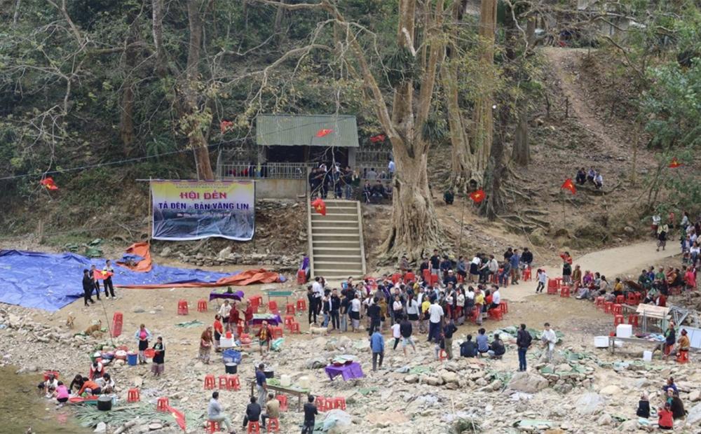 Đông đảo người dân, du khách tham gia Hội đền Văng Lin. Ảnh: Yên Hòa