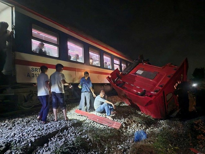 Xe đầu kéo bị tàu hỏa đâm gãy đôi ở Quảng Ngãi do cố tình vượt rào chắn. Ảnh: Đông Giang