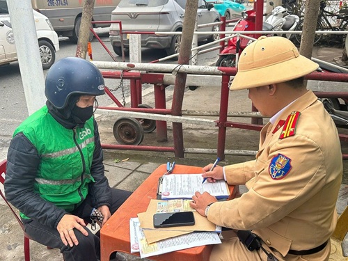 Cảnh sát Giao thông, Công an TP Hà Nội xử lý người dân cố tình không chấp hành quy định khi đi qua đường ngang. Ảnh: Văn Huế