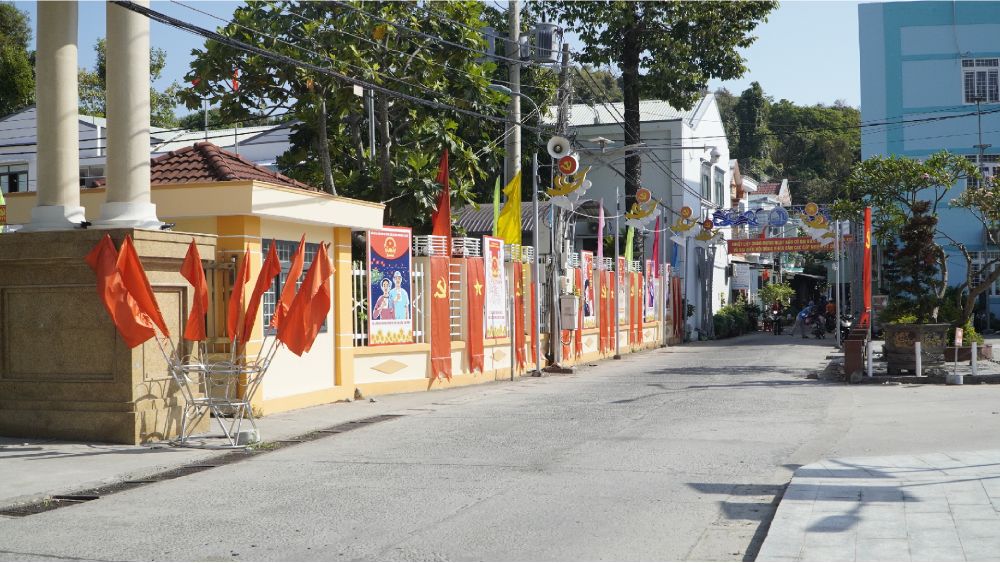 Trang trí tuyên truyền bầu cử ở khu vực trung tâm hành chính đặc khu Kiên Hải. Ảnh: Nguyên Anh