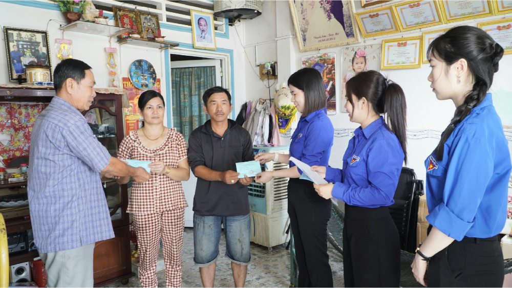 Phát thẻ cư tri cho gia đình ngư dân. Ảnh: Nguyên Anh