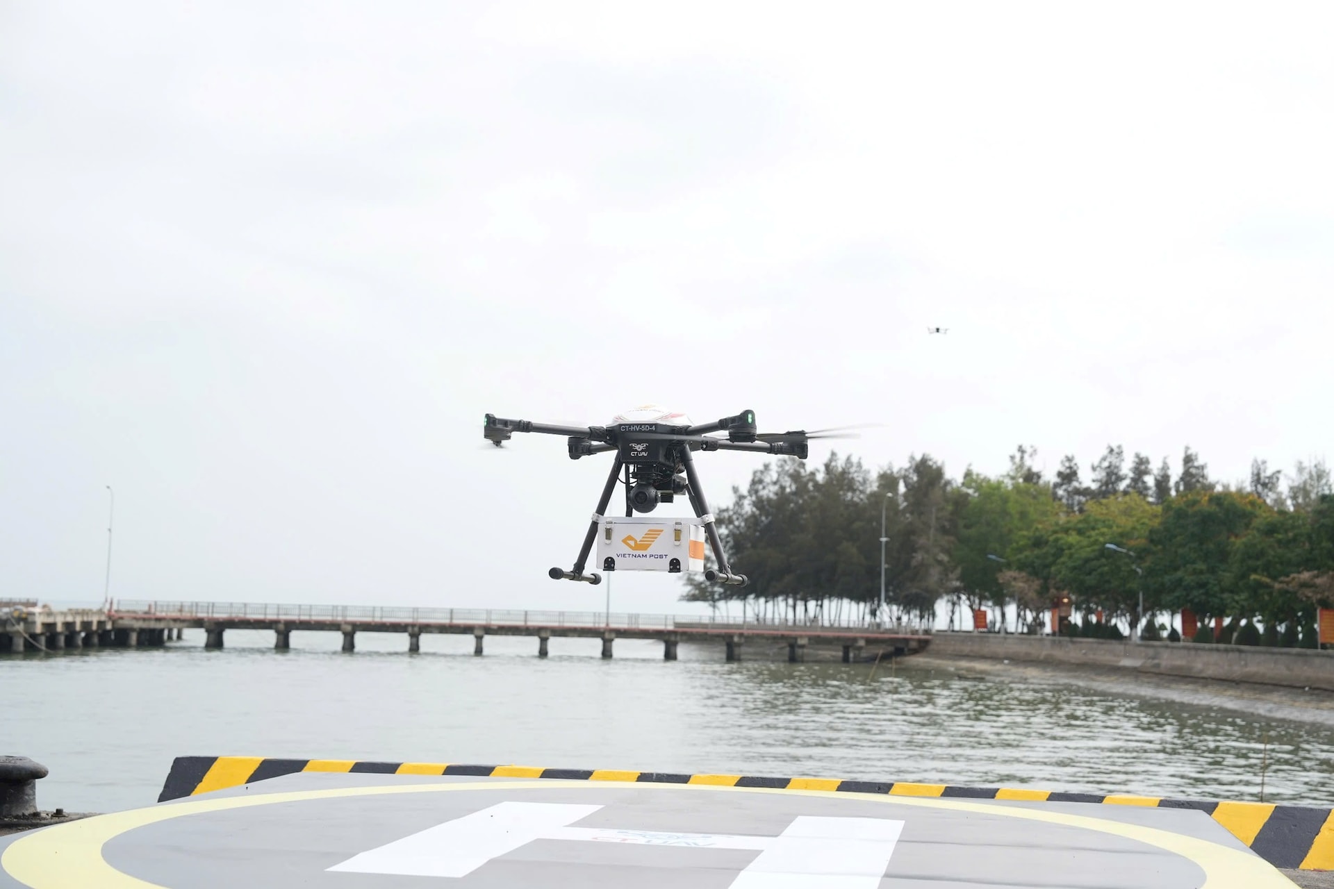 UAV cất cánh tại bến phà Cần Giờ. Ảnh: VNP