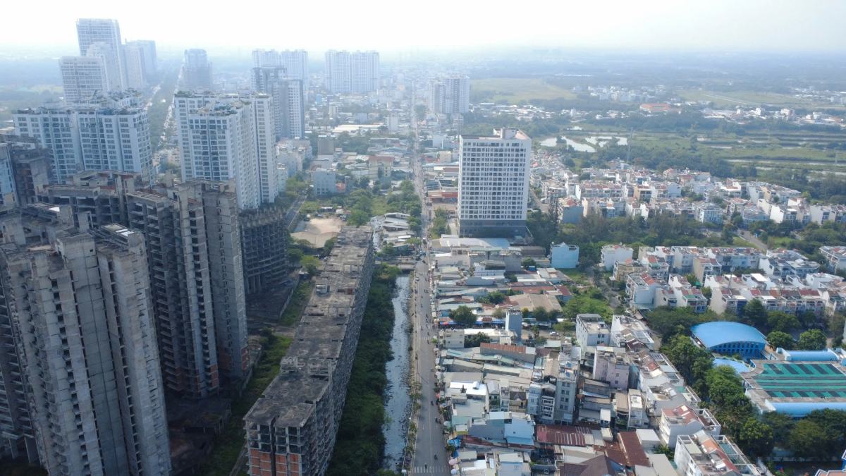 Đường Lê Văn Lương sắp được mở rộng.  Ảnh: Anh Tú