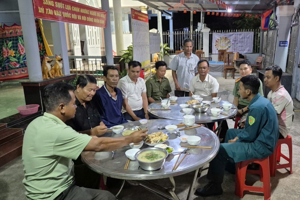 Gia đình ông Lâm Ương chuẩn bị cháo gà, mì gói hỗ trợ lực lượng làm nhiệm vụ trực đêm tại điểm bầu cử. Ảnh: Hồng Tài