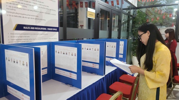 Bà Nguyễn Huyền Trâm Thành viên Tổ bầu cử khu vực số 16, phường Đại Mỗ (TP Hà Nội) đến từ rất sớm rà soát lại toàn bộ công tác bầu cử.