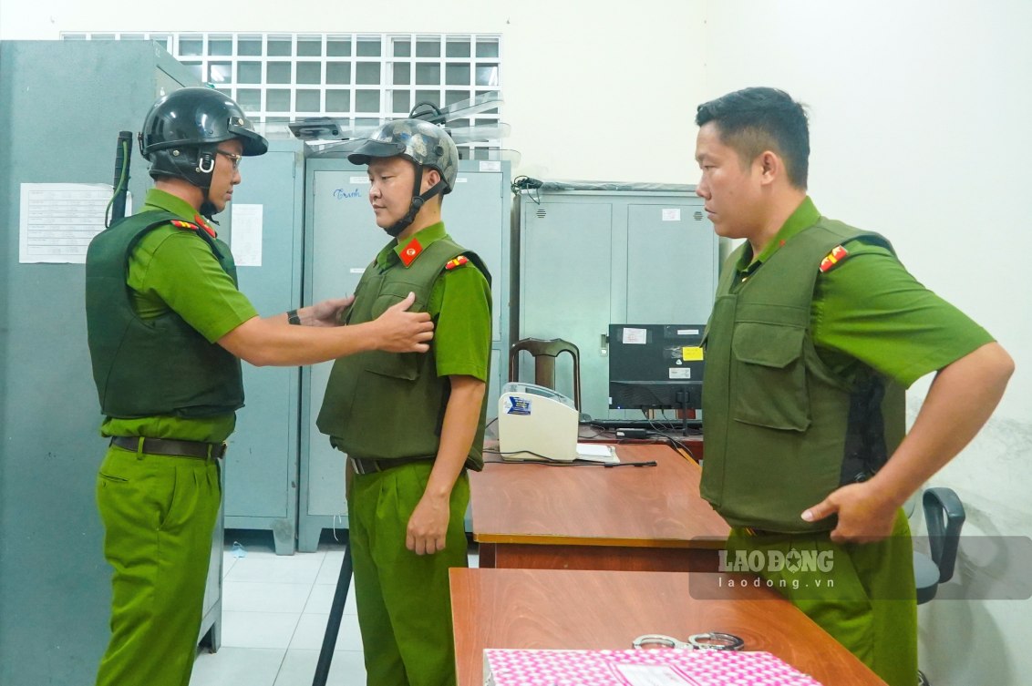 Lực lượng Công an chuẩn bị đi tuần tra. Ảnh: Tạ Quang