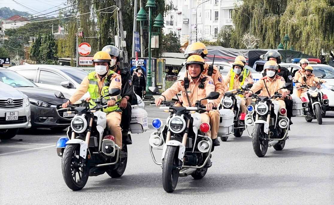 Lực lượng CSGT Công an Lâm Đồng ra quân tuần tra, kiểm soát trên các tuyến đường phục vụ cuộc bầu cử. Ảnh: Thần Hy