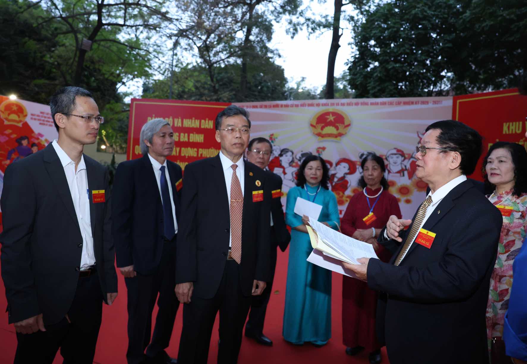 Tổ bầu cử phân công, thống nhất nhiệm vụ lần cuối trước thời điểm diễn ra cuộc bầu cử. Ảnh: Hải Nguyễn