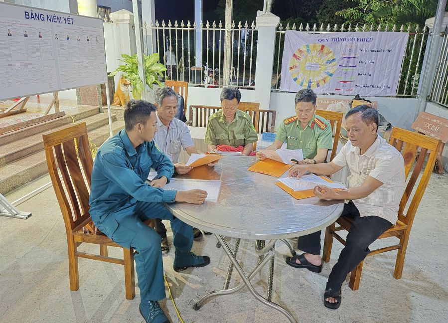 Lực lượng làm nhiệm vụ trực xuyên đêm tại khu vực bỏ phiếu số 23, xã Tài Văn (TP Cần Thơ) để đảm bảo an ninh trước ngày bầu cử. Ảnh: Hồng Tài