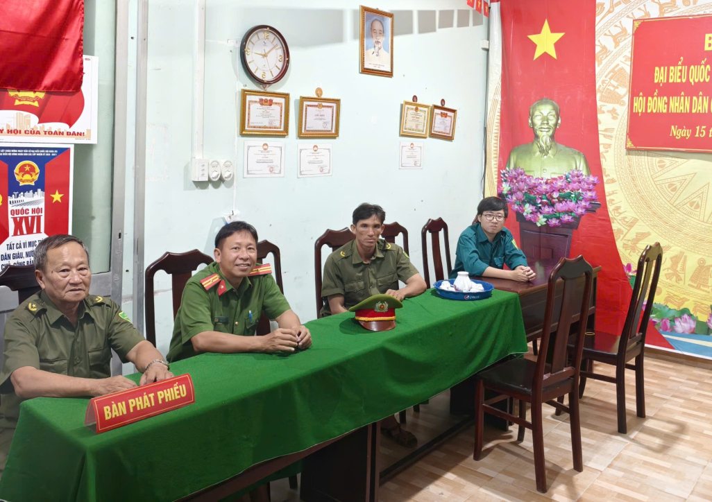 Điểm bỏ phiếu tại xã Mỹ Tú (TP Cần Thơ) được bố trí lực lượng trực đêm để bảo đảm an ninh, trật tự. Ảnh: Quang Thuận