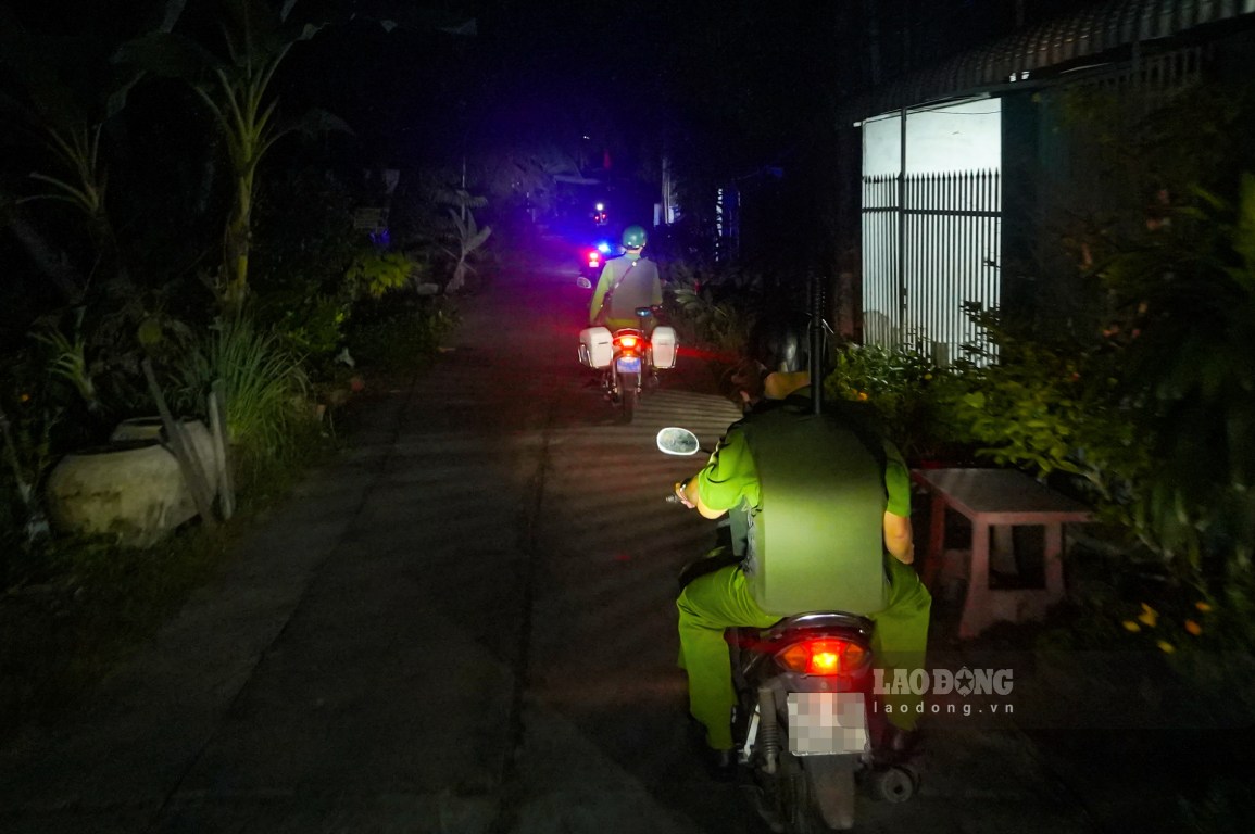 Lực lượng Công an xã Nhơn Ái tuần tra kiểm soát xuyên đêm, sẵn sàng xử lý mọi tình huống phát sinh. Ảnh: Tạ Quang