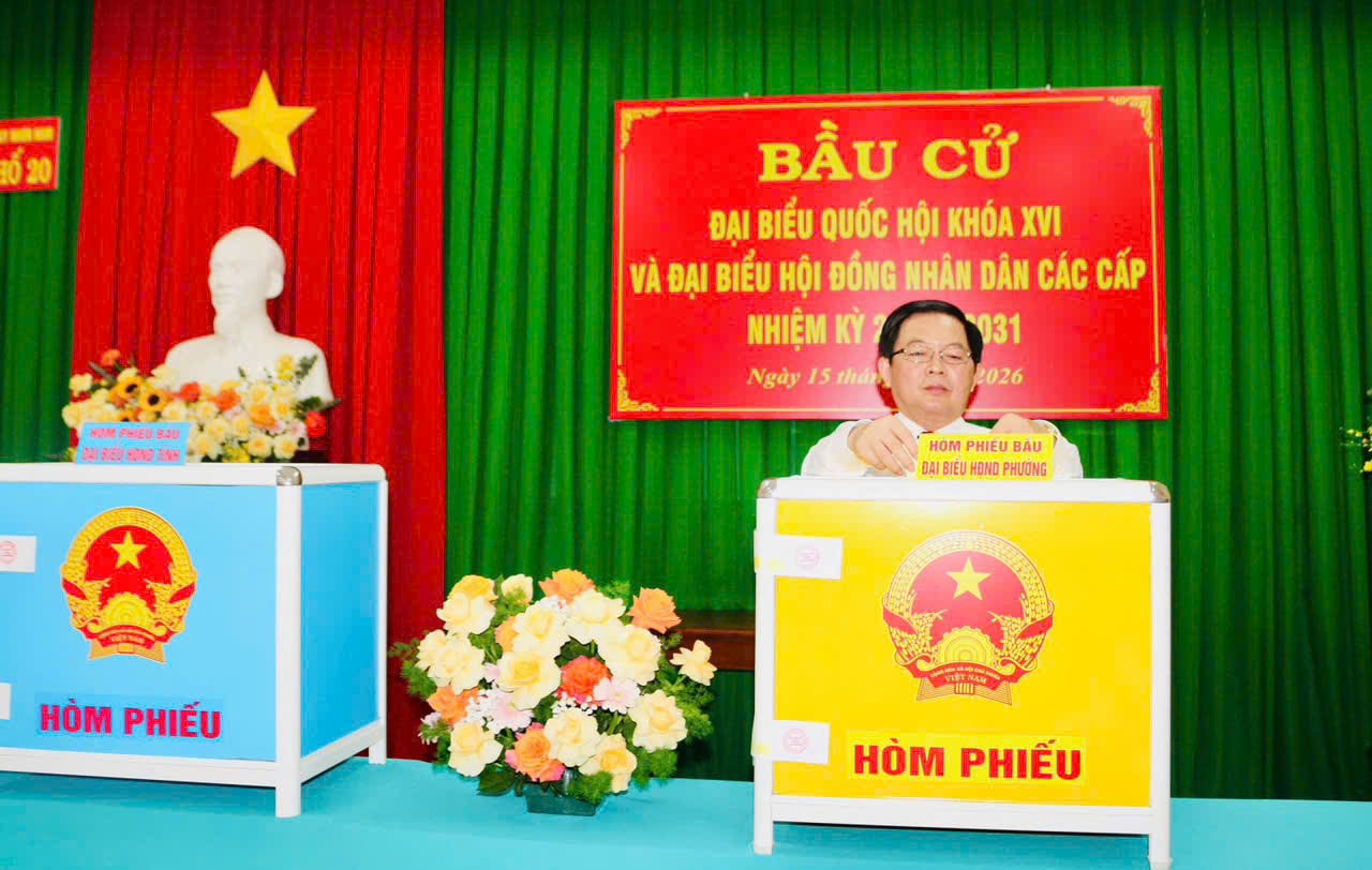 Phó Thủ tướng Chính phủ Hồ Quốc Dũng cùng cử tri Gia Lai tham gia bầu cử tại phường Quy Nhơn Nam